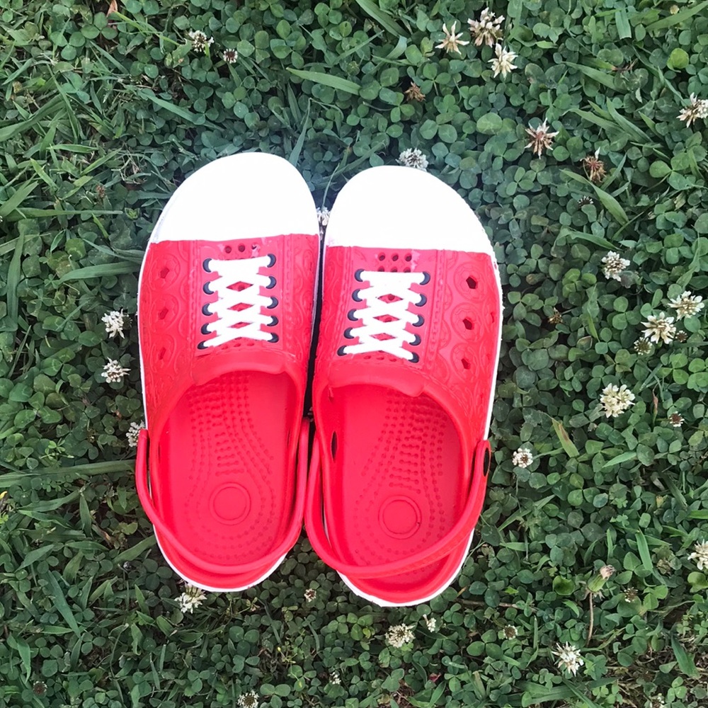 Off brand crocs💞